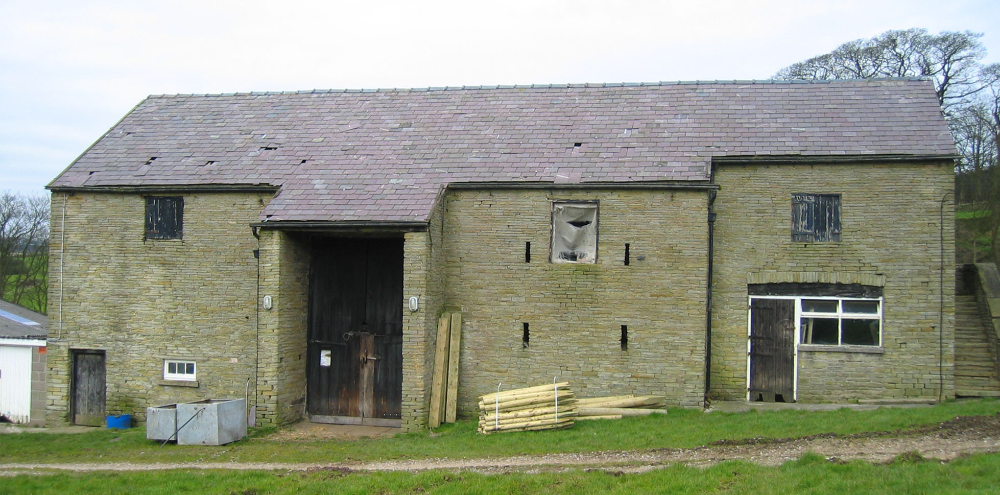 image of a listed barn in poor condition before conversion to a dwelling