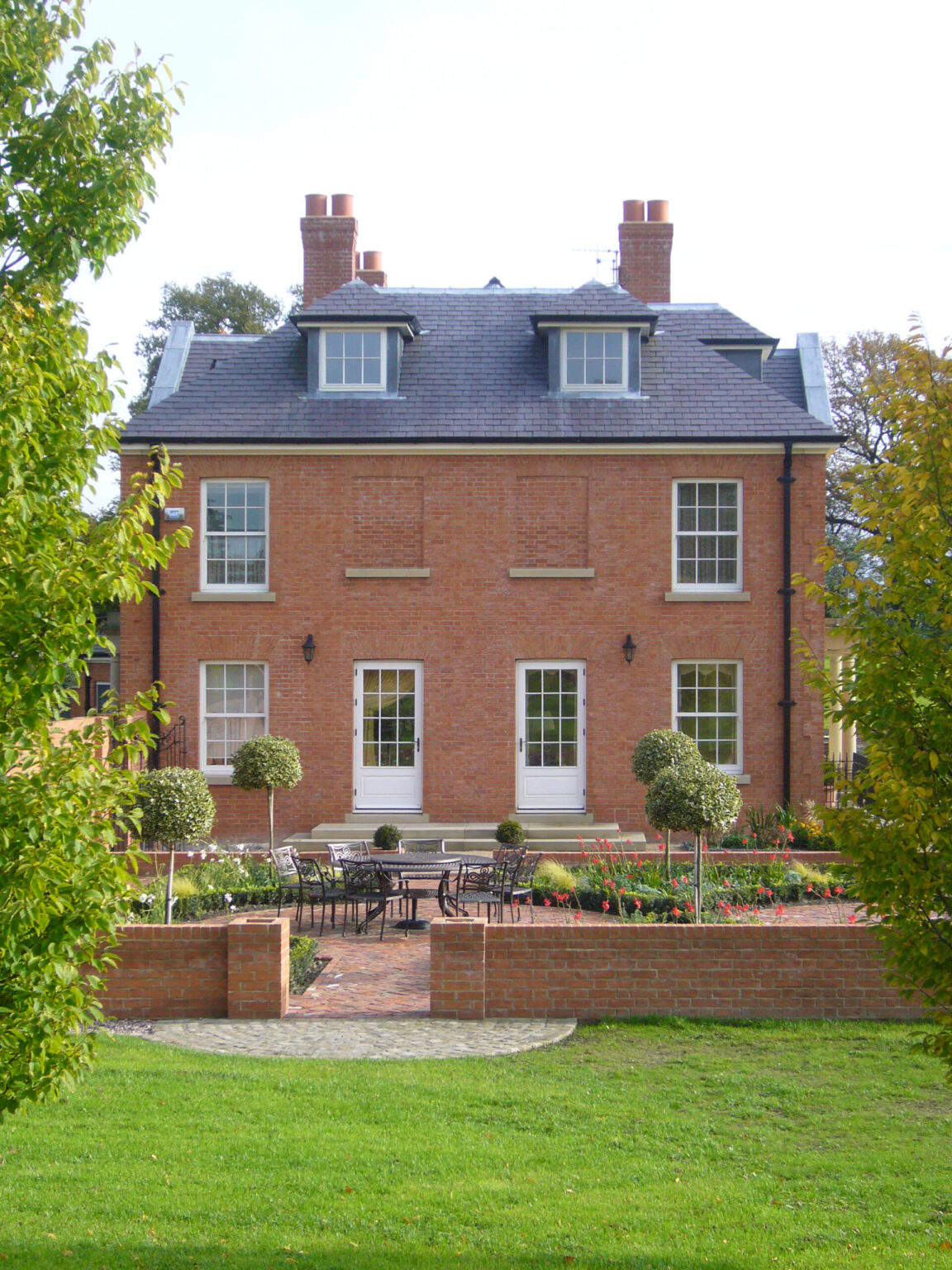replacement dwelling with outdoor seating areas