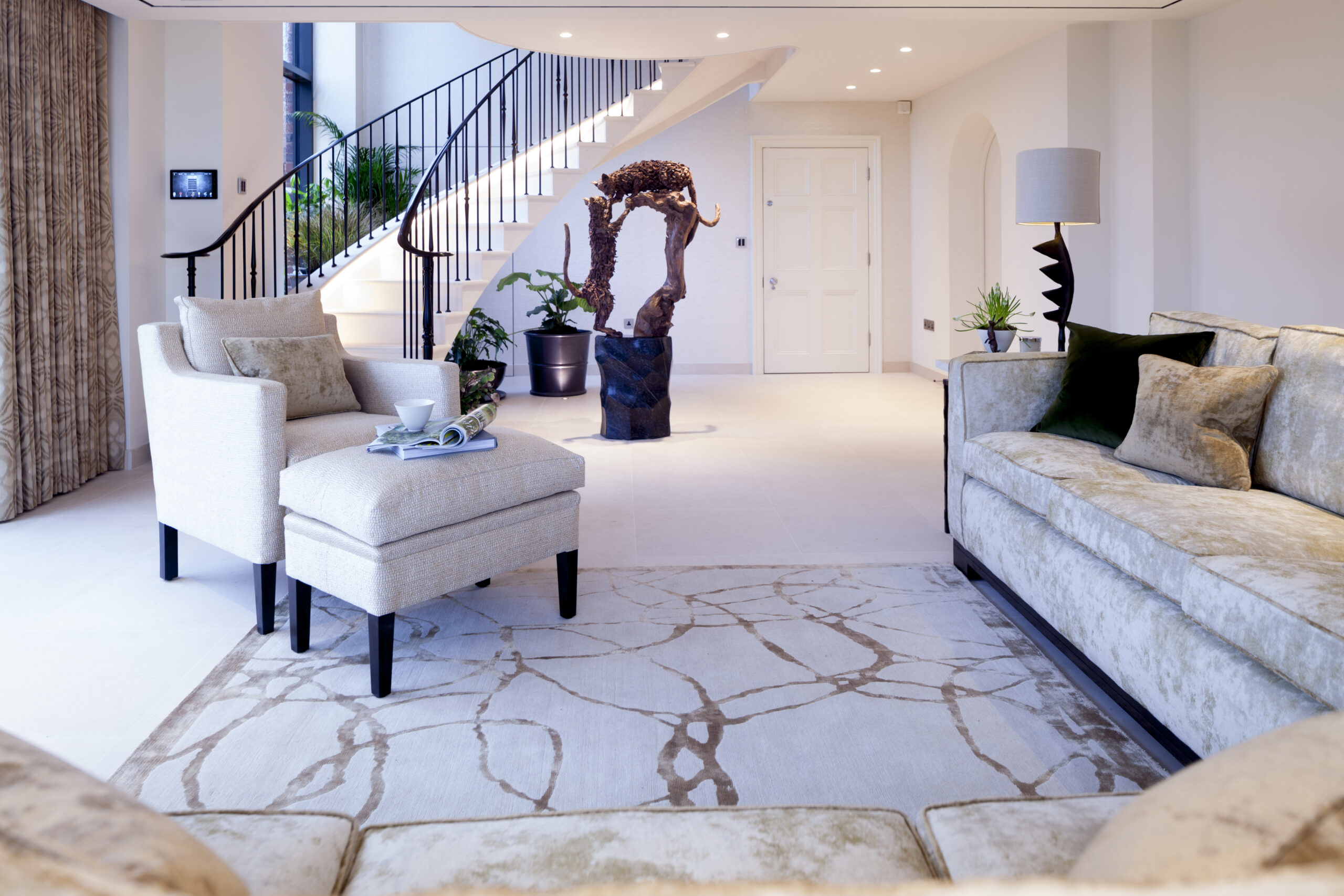 sitting room with high quality finishes and furnishings