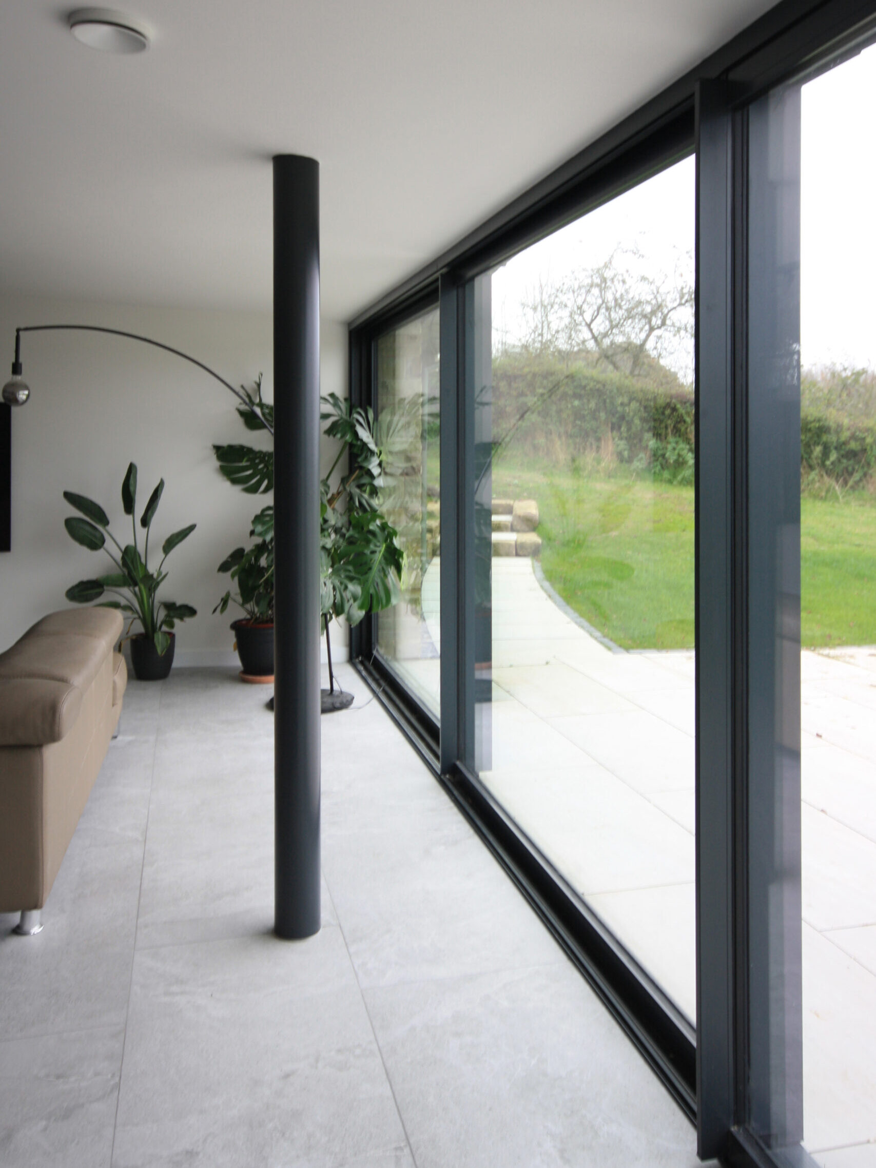 Triple sliding door in leisure suite with steel column and level threshold from inside to out