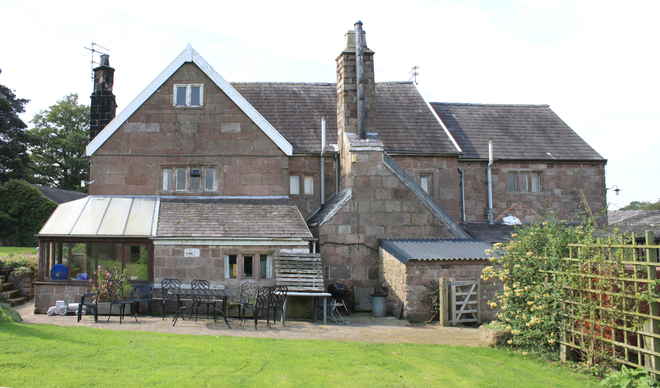 A Grade 2 listed farmhouse before development, removing ad-hoc extensions and adding a new single storey low pitched extension accommodating a kitchen, dining space and office for farm use.